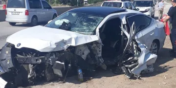 Otomobil beton bariyerlere çarptı