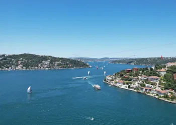 İstanbul Boğazında yelkenli şöleni