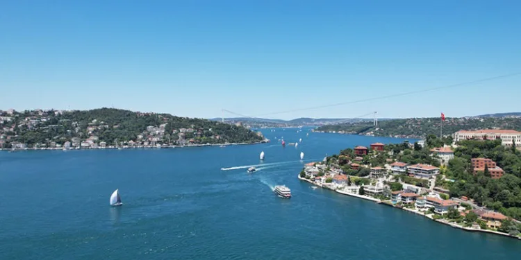İstanbul Boğazında yelkenli şöleni