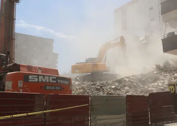 Ağır hasarlı binaların yıkımı sürüyor