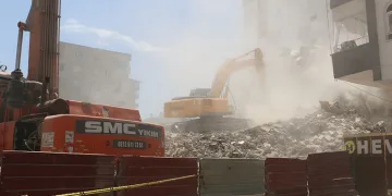Ağır hasarlı binaların yıkımı sürüyor