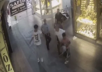 Bursa’da esnaf, gençleri süpürgesiyle ayırdı