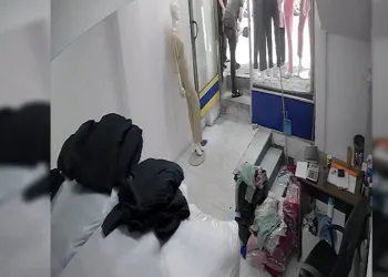 Boğazına şeker takılan çocuğu esnaf kurtardı