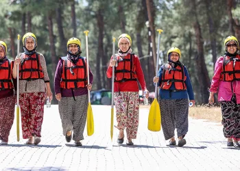 Yöresel kıyafetleriyle rafting yaptılar