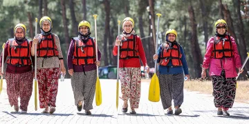 Yöresel kıyafetleriyle rafting yaptılar