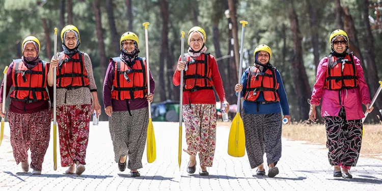 Yöresel kıyafetleriyle rafting yaptılar