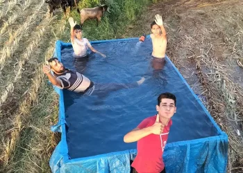 Traktör römorkunu havuza çevirdiler