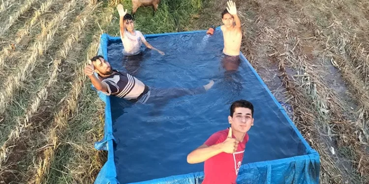 Traktör römorkunu havuza çevirdiler