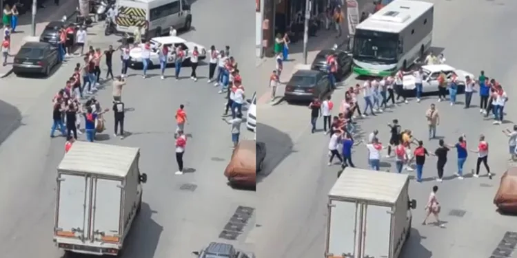 Bursa’da, trafiği kesip halay çektiler