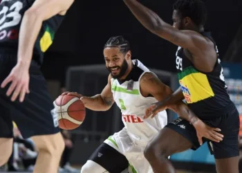 Yıldız basketbolcu bir sezon daha Manisa BBSK’da