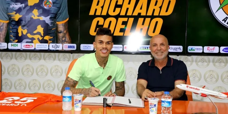 Brezilyalı orta saha Coelho, Alanyaspor’da