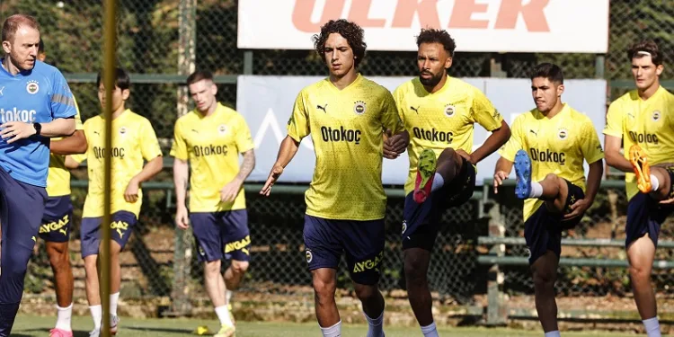 Fenerbahçe, günü çift antrenmanla tamamladı
