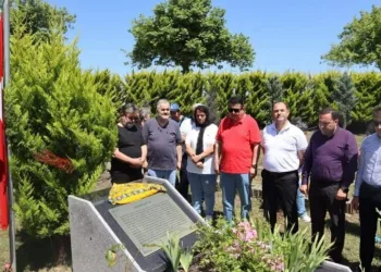 Kabri başında anıldı