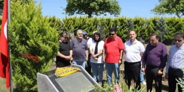 Kabri başında anıldı