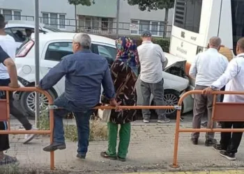 3 aracın arasında kaldı
