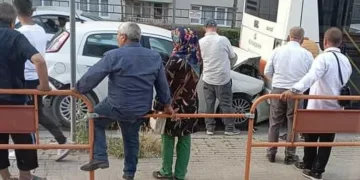 3 aracın arasında kaldı