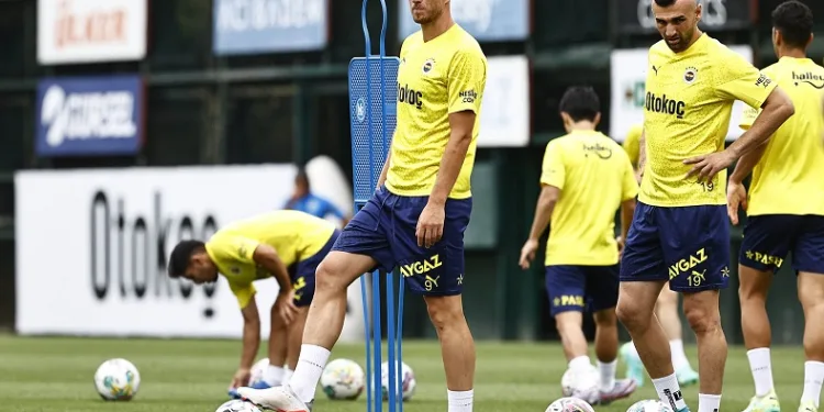 Fenerbahçe’de yeni transfer Edin Dzeko, ilk antrenmanına çıktı