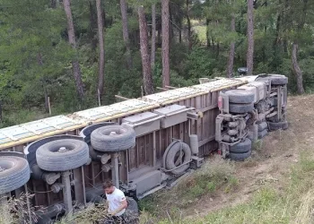 Freni boşaldı, kamyonun sürücü hayatını kaybetti