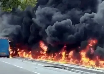 Tır bomba gibi patladı, faciadan dönüldü