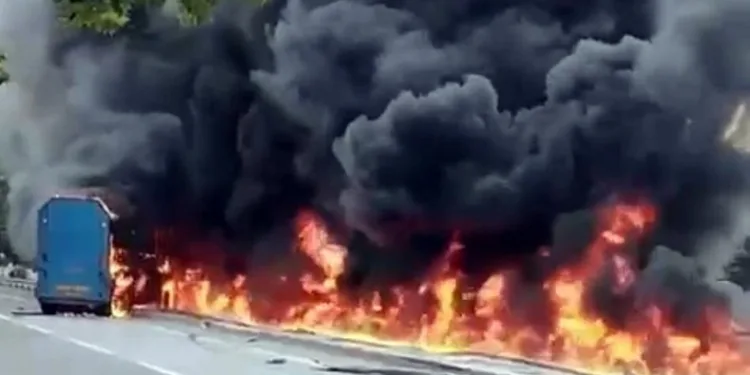 Tır bomba gibi patladı, faciadan dönüldü