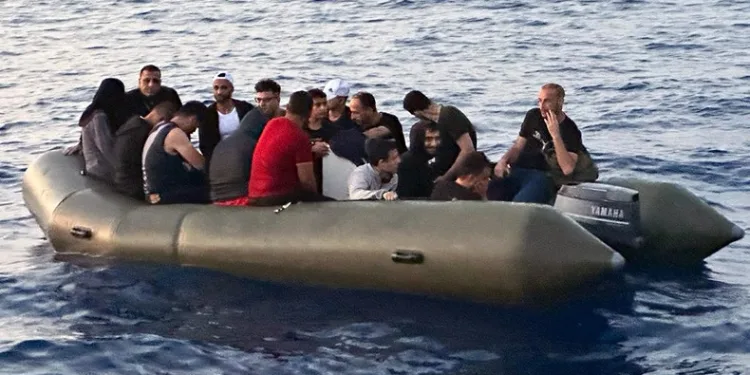 Datça’da 16 düzensiz göçmen kurtarıldı