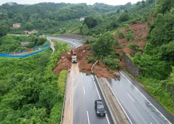Heyelan şehirler arası yolu kapattı