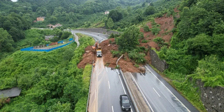 Heyelan şehirler arası yolu kapattı