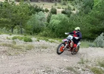 Adrenalin tutkunu motokrosçular buluştu