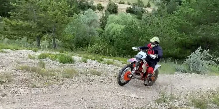 Adrenalin tutkunu motokrosçular buluştu
