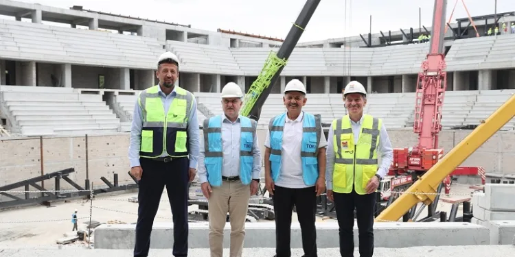 Bakanlar Özhaseki ve Bak, yapımı süren Abdi İpekçi Spor Kompleksi’ni inceledi