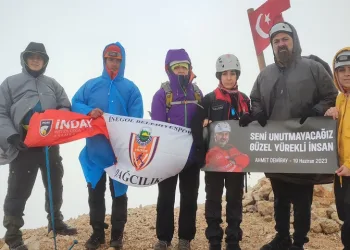 Eğitimini tamamlayan dağcılar zirveye yürüdü