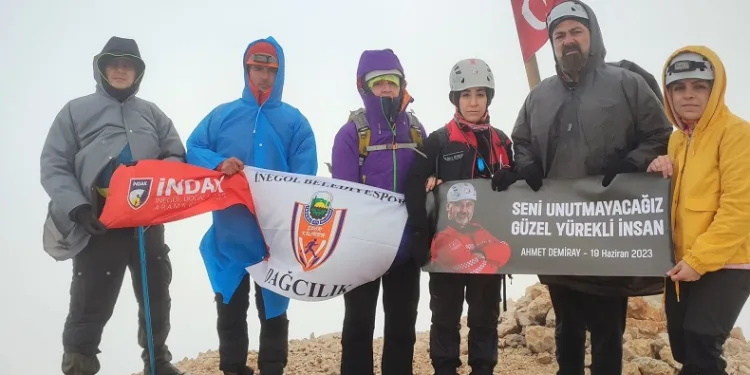 Eğitimini tamamlayan dağcılar zirveye yürüdü