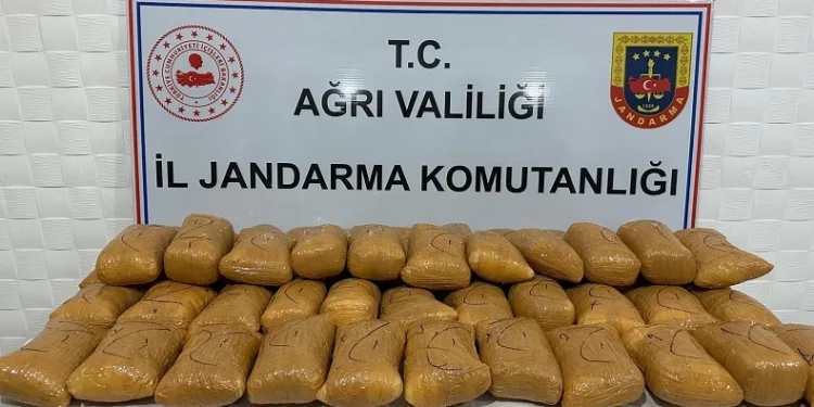 Kaçak göçmenler 58,5 kilo uyuşturucuyla yakalandı