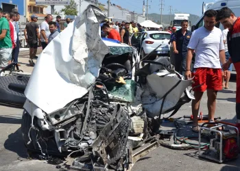 4 araçlı trafik kazasında ölü ve yaralılar var