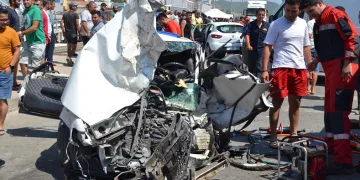 4 araçlı trafik kazasında ölü ve yaralılar var