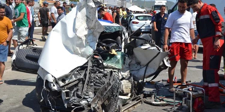 4 araçlı trafik kazasında ölü ve yaralılar var