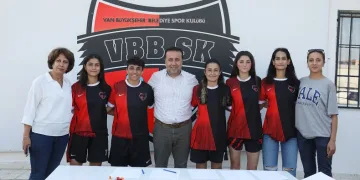 Van Büyükşehir Belediyespor Kadın Futbol Takımında toplu imza töreni