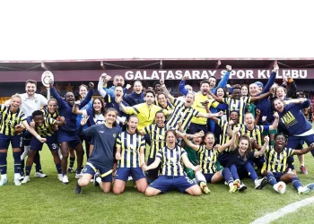 Fenerbahçe Kadın Futbol Takımı 13 oyuncu ile sözleşme yeniledi