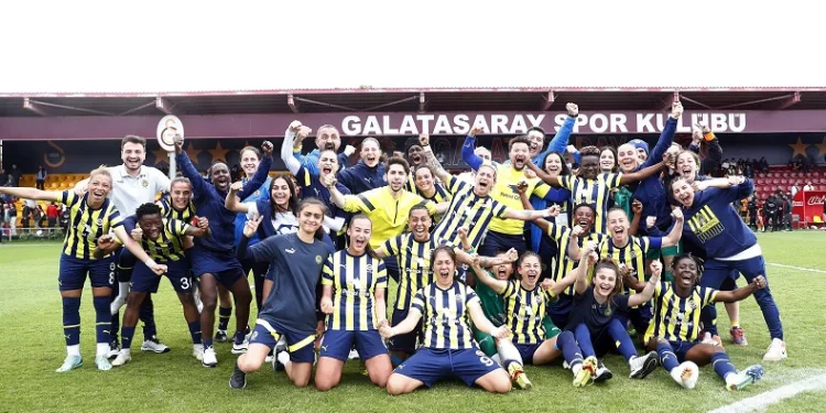 Fenerbahçe Kadın Futbol Takımı 13 oyuncu ile sözleşme yeniledi