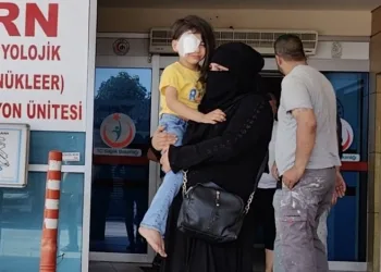 Bursa’da koşarken küçük çocuğun gözüne bıçak saplandı