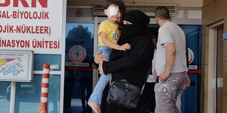Bursa’da koşarken küçük çocuğun gözüne bıçak saplandı