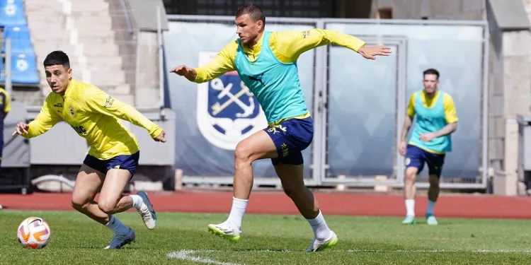 Fenerbahçe, dar alanda pas çalıştı