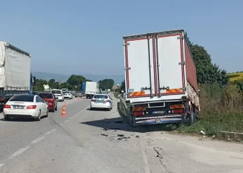 Bursa’da kamyon ile kamyonet çarpıştı