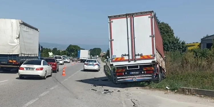 Bursa’da kamyon ile kamyonet çarpıştı