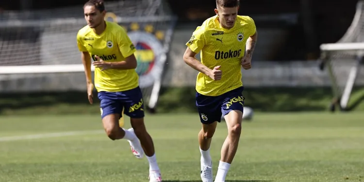 Fenerbahçe’de yeni transfer Sebastian Szymanski, ilk antrenmanına çıktı