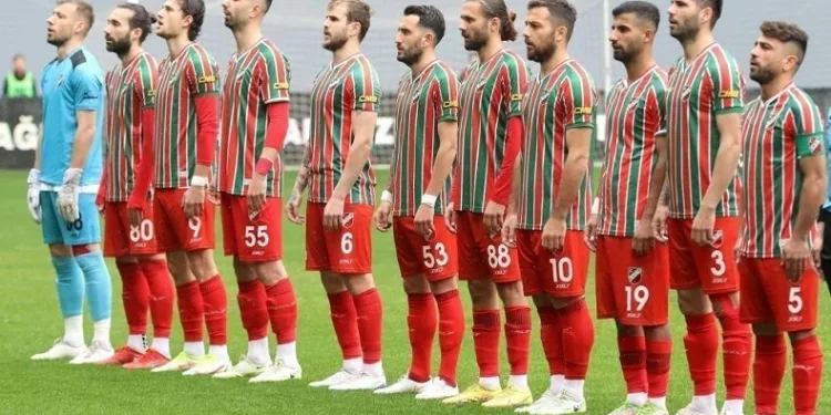 Karşıyaka’da yaprak dökümü devam ediyor