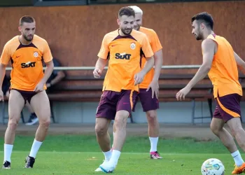Galatasaray’da Halil Dervişoğlu takımla ilk kez antrenmana çıktı