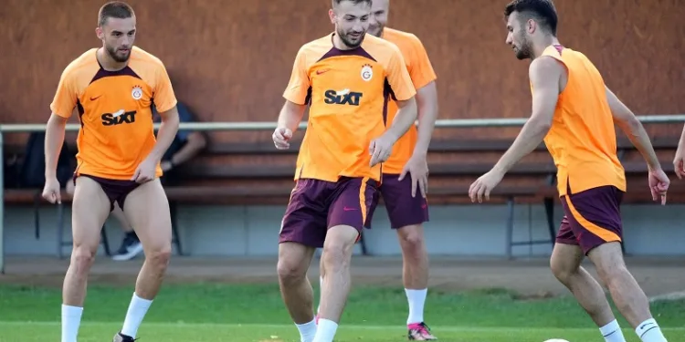 Galatasaray’da Halil Dervişoğlu takımla ilk kez antrenmana çıktı