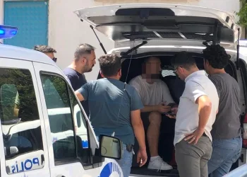 Sevgilisini sırtından bıçakladı