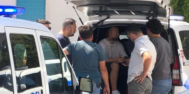 Sevgilisini sırtından bıçakladı